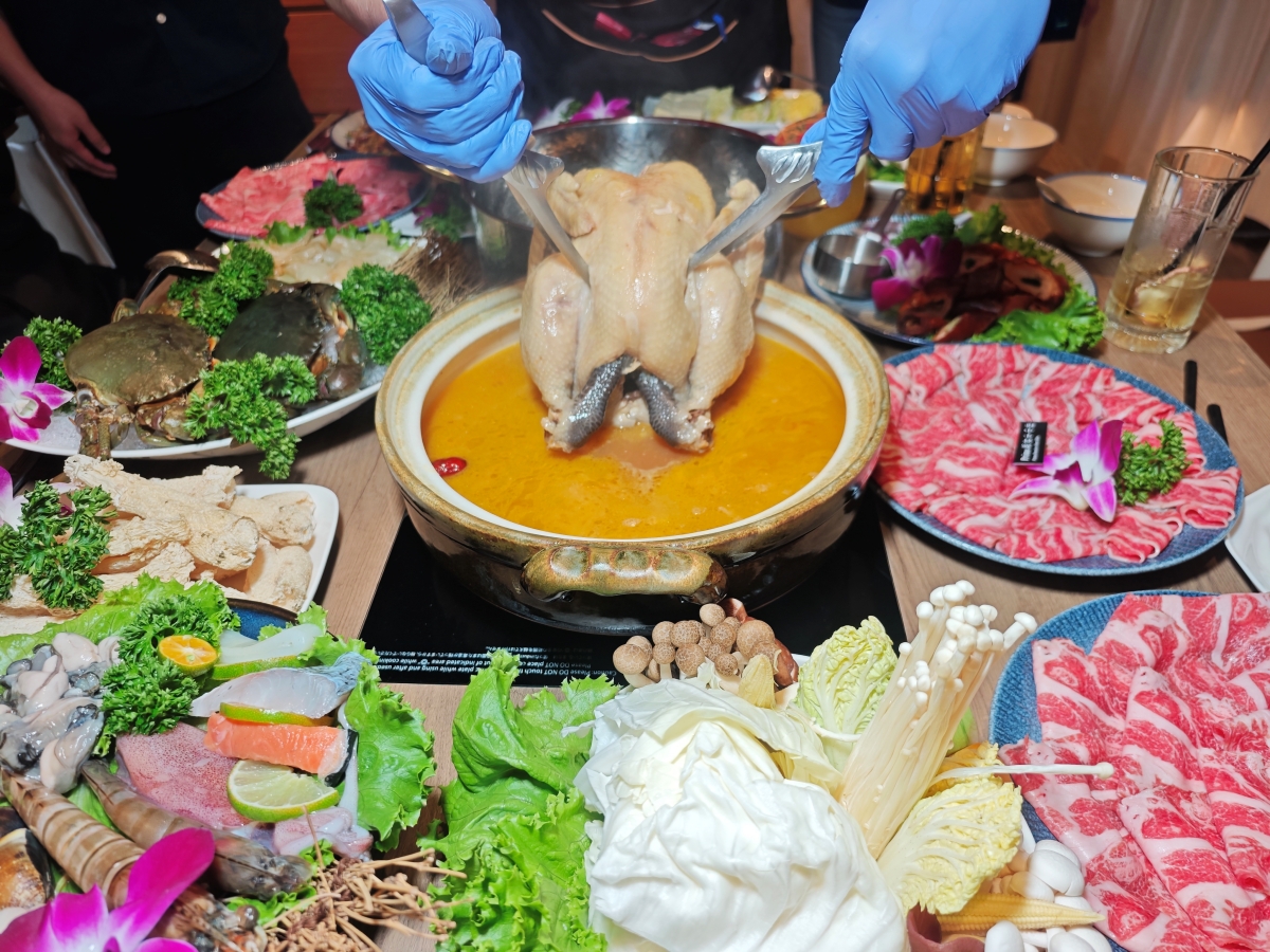 【台北雞湯火鍋推薦】君曜雞湯正式插旗信義區！雞湯界 LV 星曜雞湯姐妹店，喝雞湯也能一路玩到跨年倒數