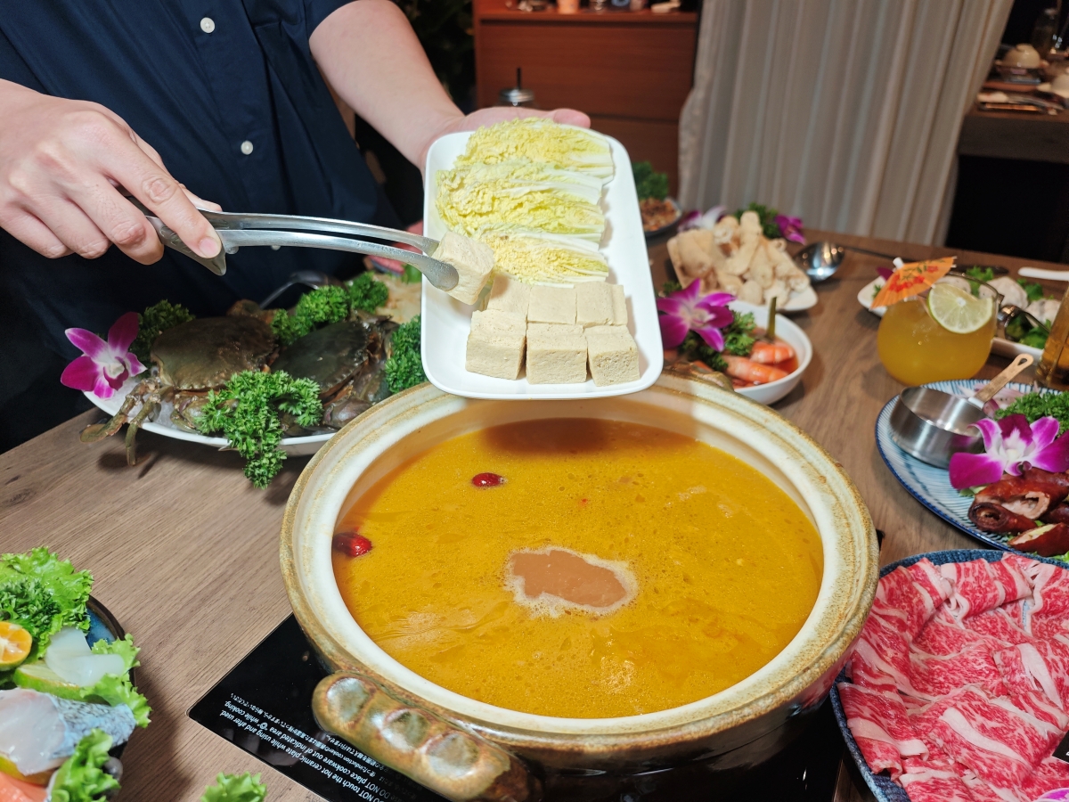 【台北雞湯火鍋推薦】君曜雞湯正式插旗信義區！雞湯界 LV 星曜雞湯姐妹店，喝雞湯也能一路玩到跨年倒數