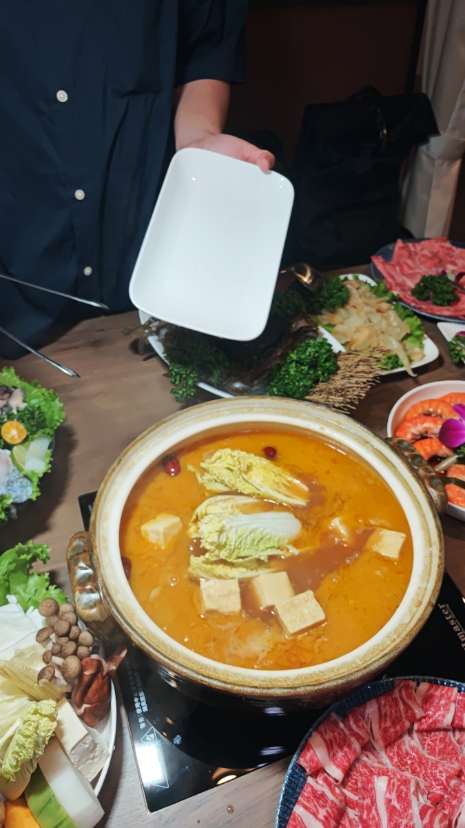 【台北雞湯火鍋推薦】君曜雞湯正式插旗信義區！雞湯界 LV 星曜雞湯姐妹店，喝雞湯也能一路玩到跨年倒數