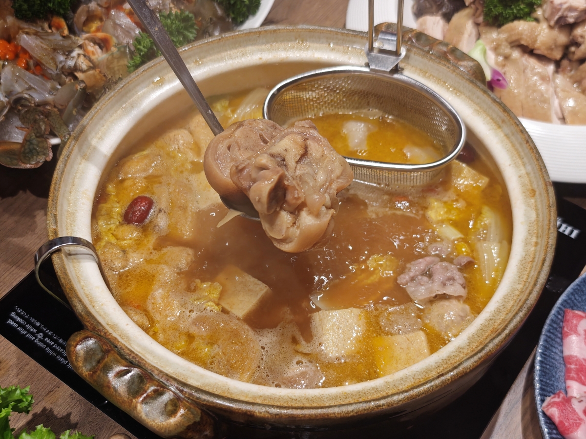 【台北雞湯火鍋推薦】君曜雞湯正式插旗信義區！雞湯界 LV 星曜雞湯姐妹店，喝雞湯也能一路玩到跨年倒數