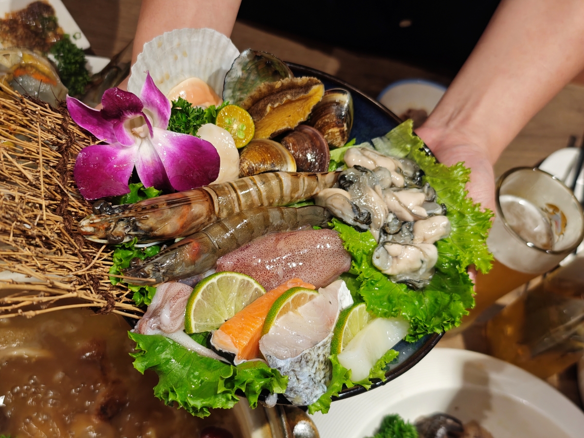 【台北雞湯火鍋推薦】君曜雞湯正式插旗信義區！雞湯界 LV 星曜雞湯姐妹店，喝雞湯也能一路玩到跨年倒數