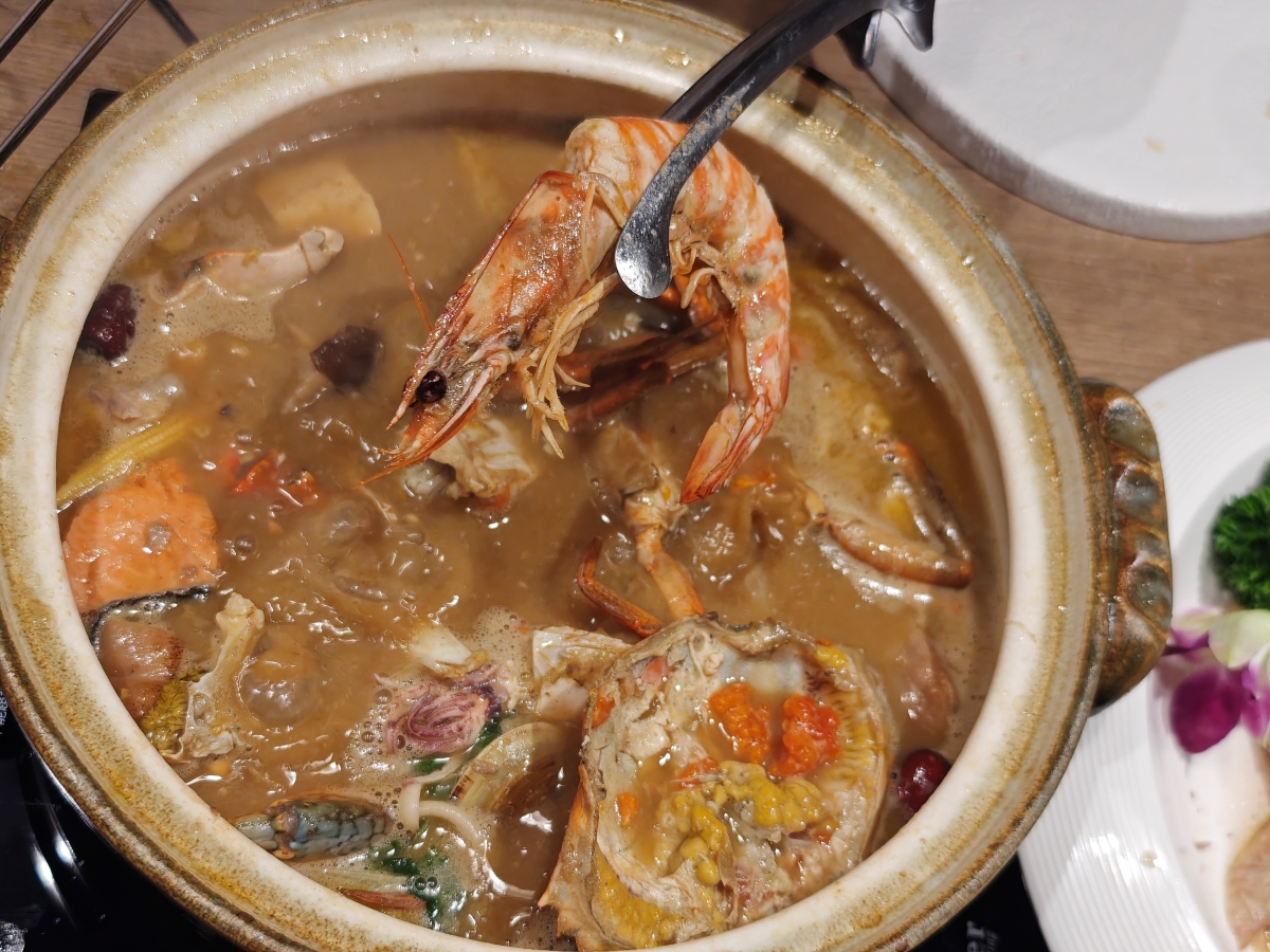 【台北雞湯火鍋推薦】君曜雞湯正式插旗信義區！雞湯界 LV 星曜雞湯姐妹店，喝雞湯也能一路玩到跨年倒數