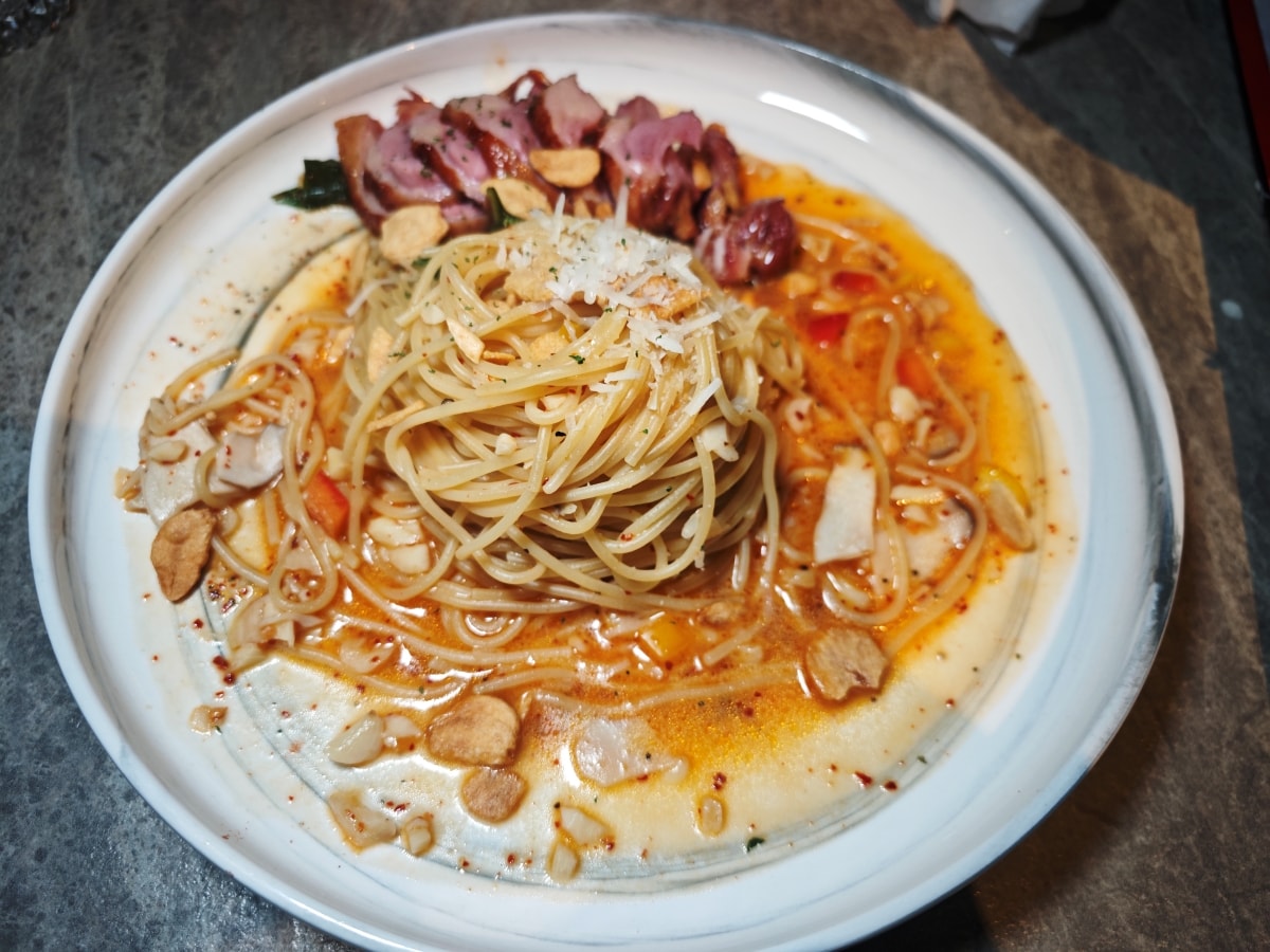 【中壢美食推薦】古月新城：車站旁的夢幻秘境！包廂聚餐、網美打卡、多國料理一次滿足