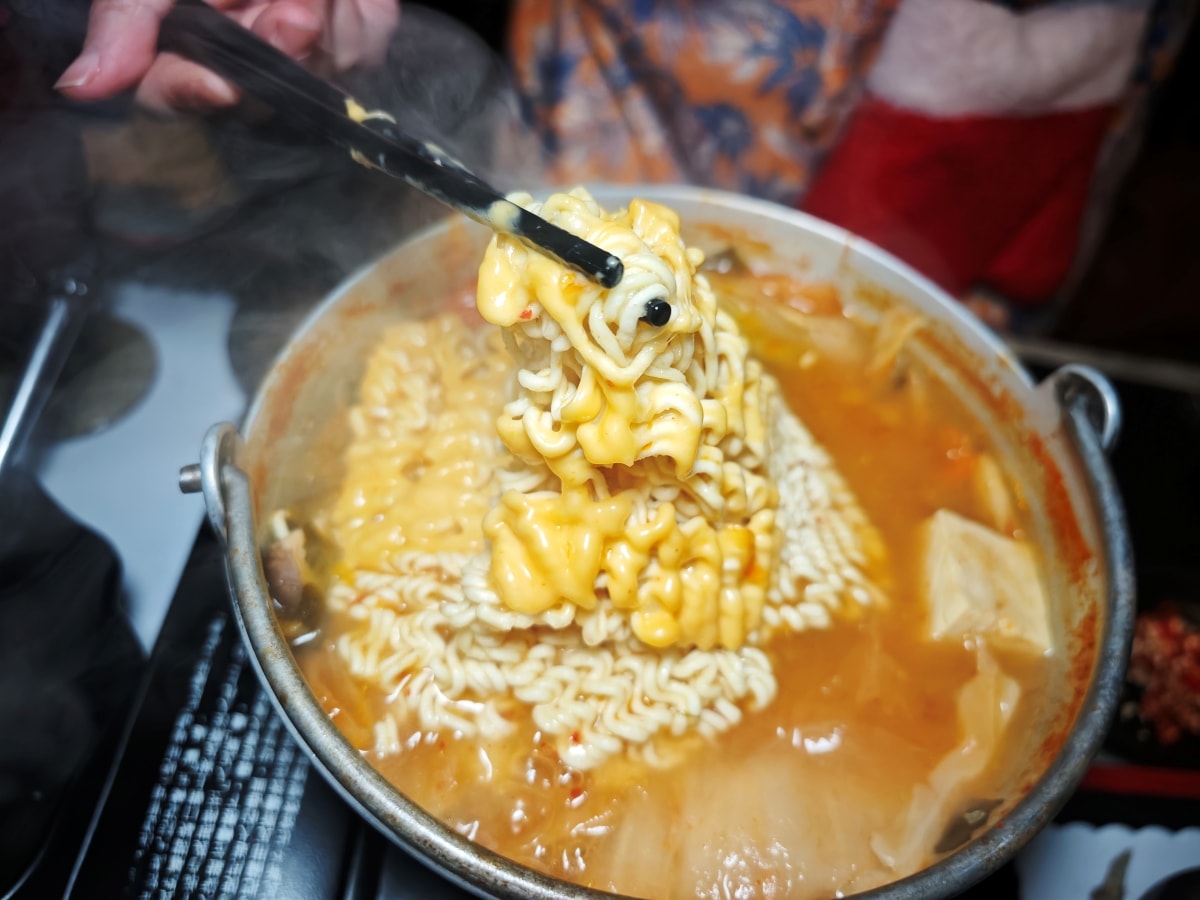【中壢美食推薦】古月新城：車站旁的夢幻秘境！包廂聚餐、網美打卡、多國料理一次滿足