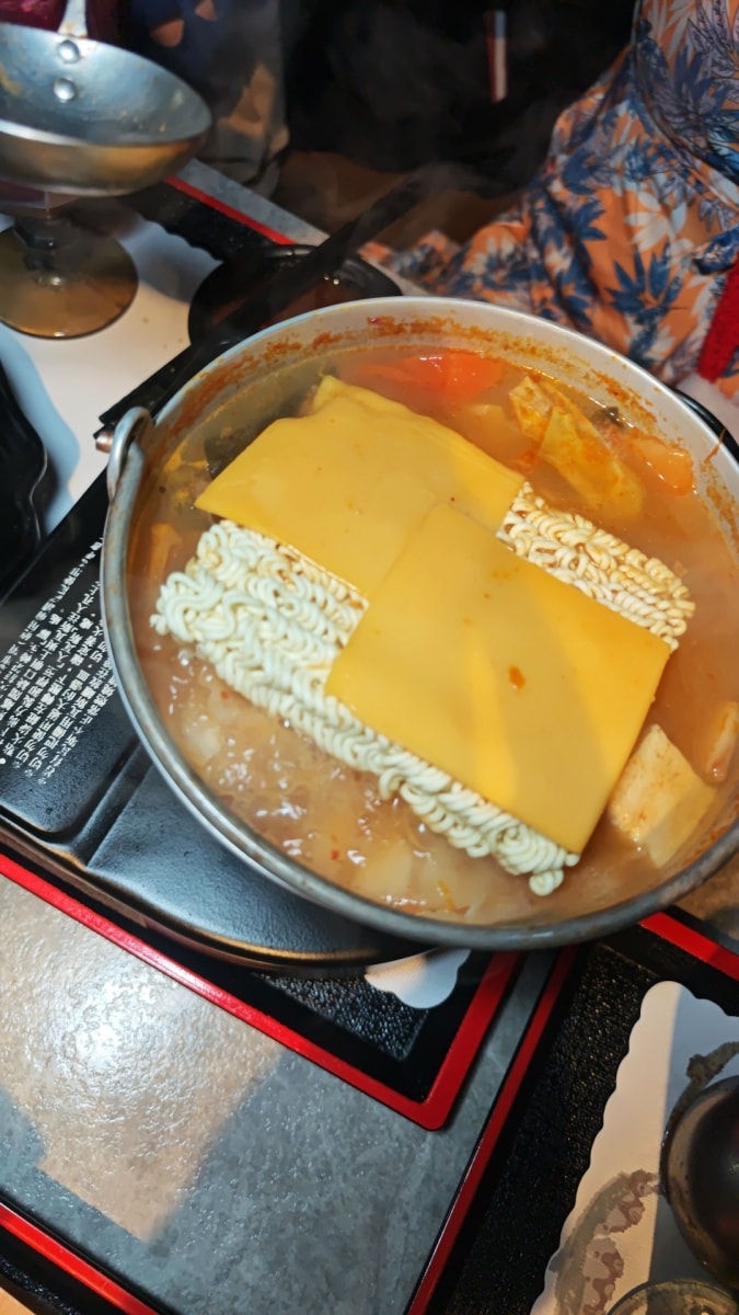 【中壢美食推薦】古月新城：車站旁的夢幻秘境！包廂聚餐、網美打卡、多國料理一次滿足