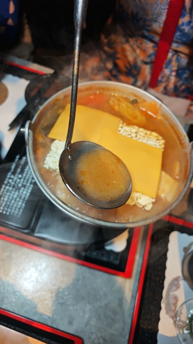 【中壢美食推薦】古月新城：車站旁的夢幻秘境！包廂聚餐、網美打卡、多國料理一次滿足