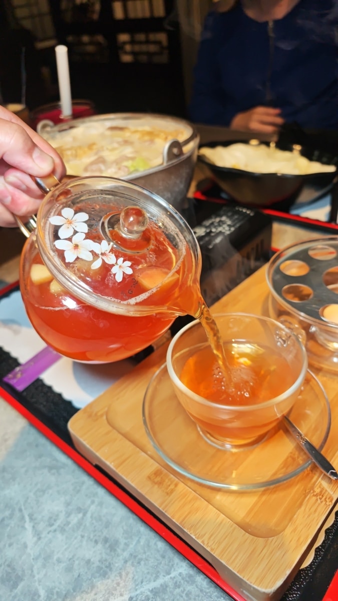 【中壢美食推薦】古月新城：車站旁的夢幻秘境！包廂聚餐、網美打卡、多國料理一次滿足
