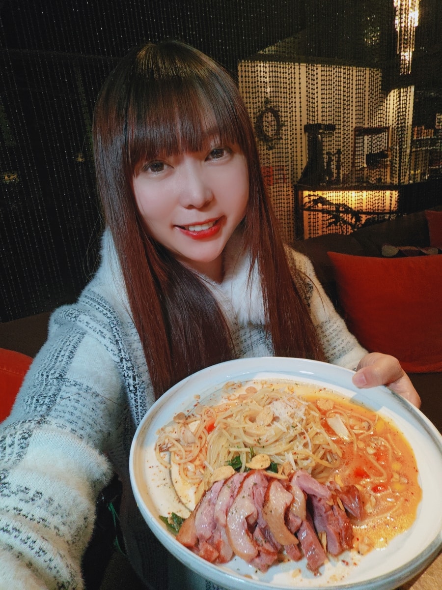 【中壢美食推薦】古月新城：車站旁的夢幻秘境！包廂聚餐、網美打卡、多國料理一次滿足