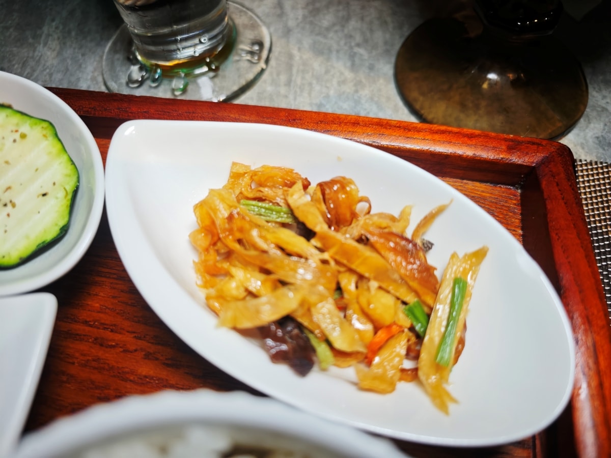 【中壢美食推薦】古月新城：車站旁的夢幻秘境！包廂聚餐、網美打卡、多國料理一次滿足