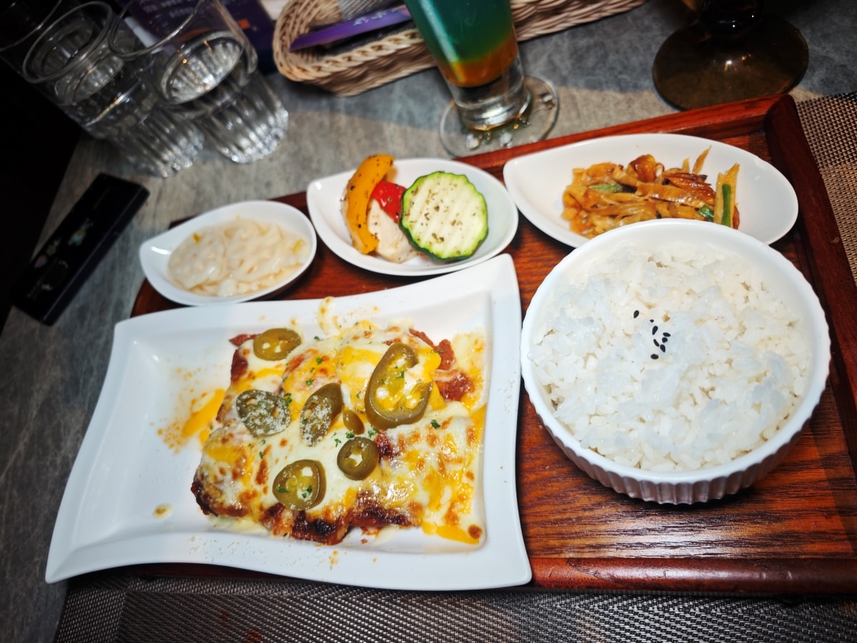 【中壢美食推薦】古月新城：車站旁的夢幻秘境！包廂聚餐、網美打卡、多國料理一次滿足