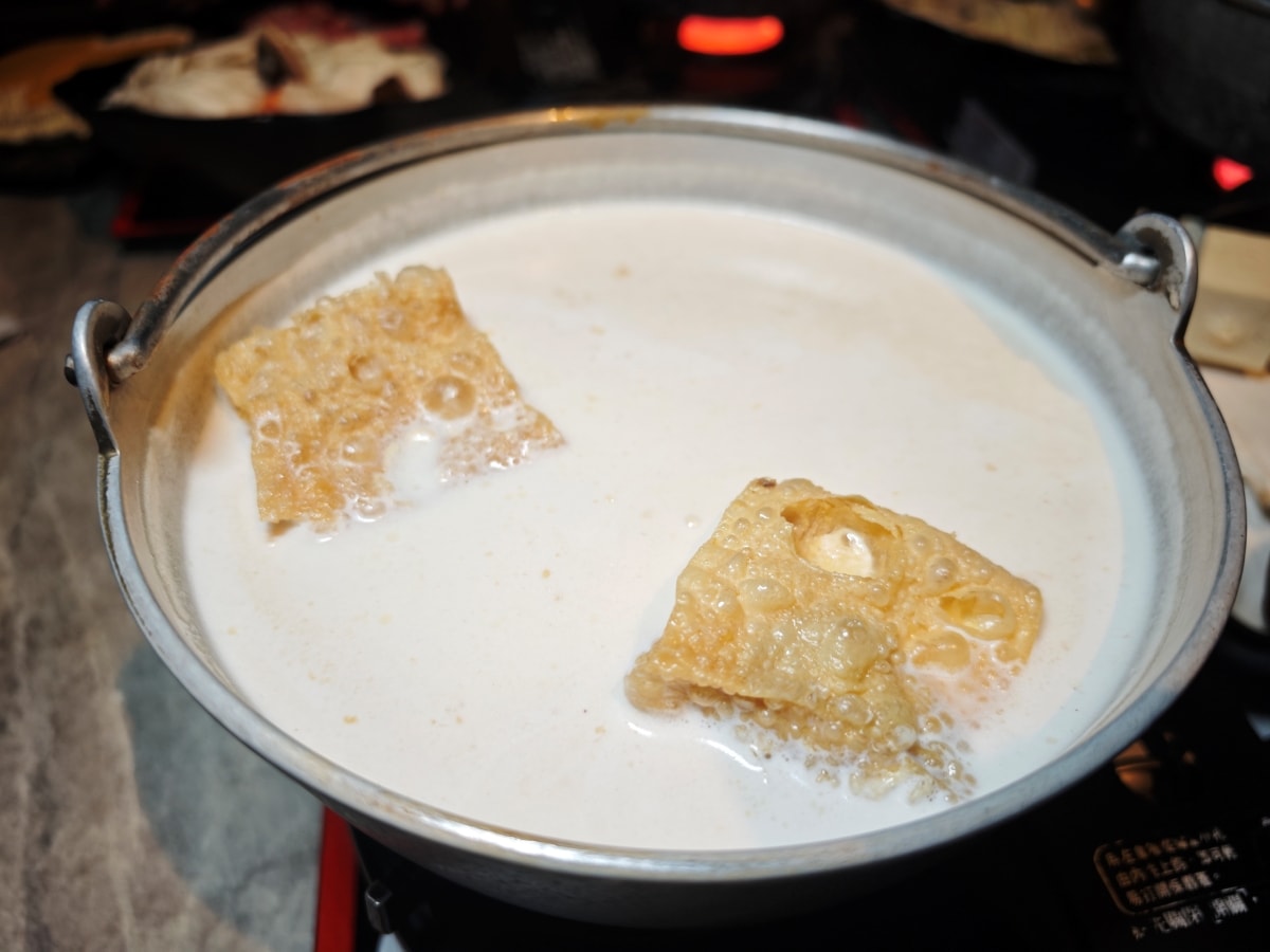 【中壢美食推薦】古月新城：車站旁的夢幻秘境！包廂聚餐、網美打卡、多國料理一次滿足