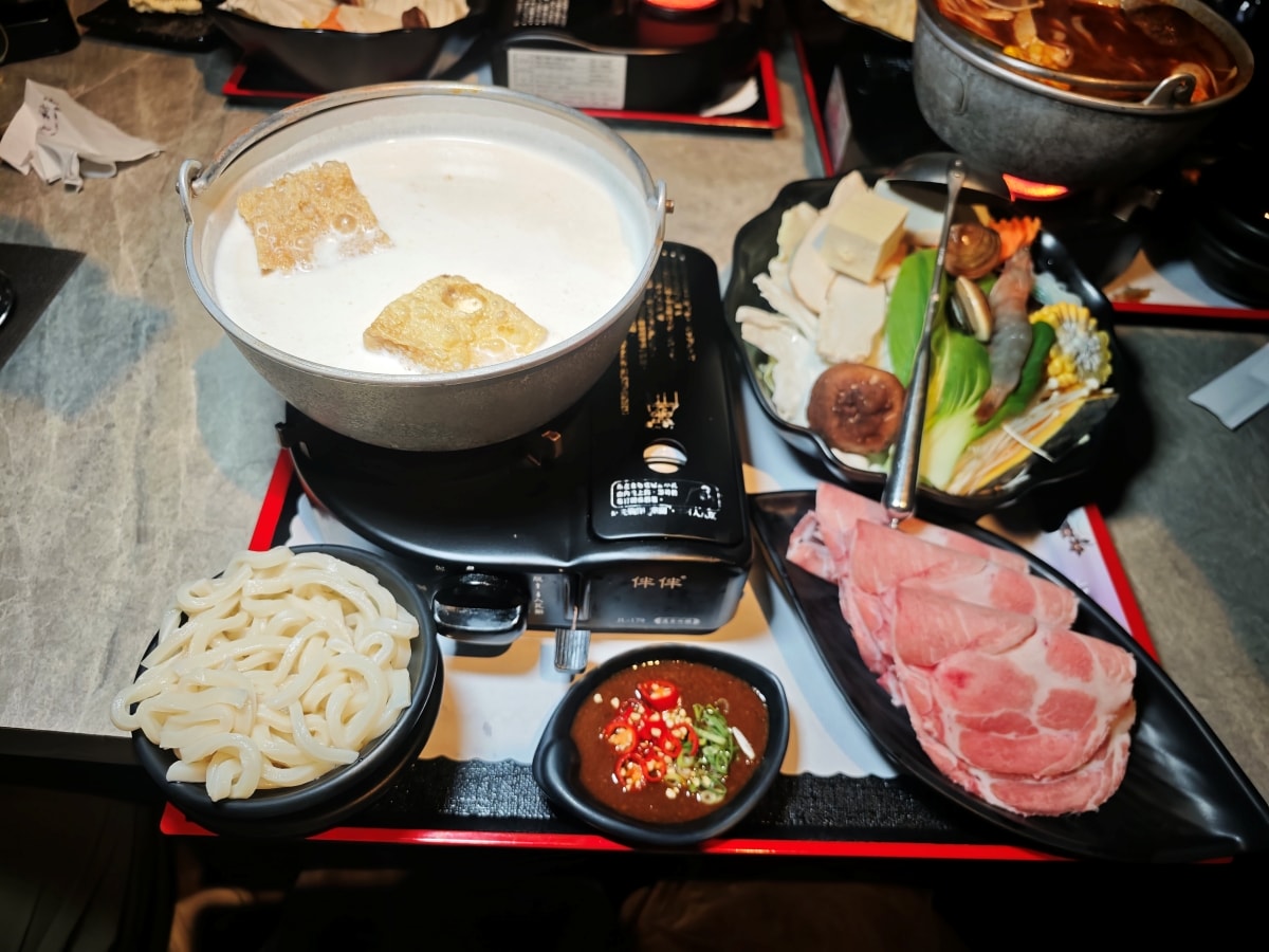 【中壢美食推薦】古月新城：車站旁的夢幻秘境！包廂聚餐、網美打卡、多國料理一次滿足