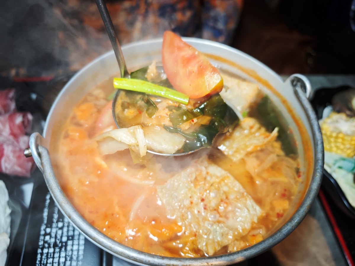 【中壢美食推薦】古月新城：車站旁的夢幻秘境！包廂聚餐、網美打卡、多國料理一次滿足