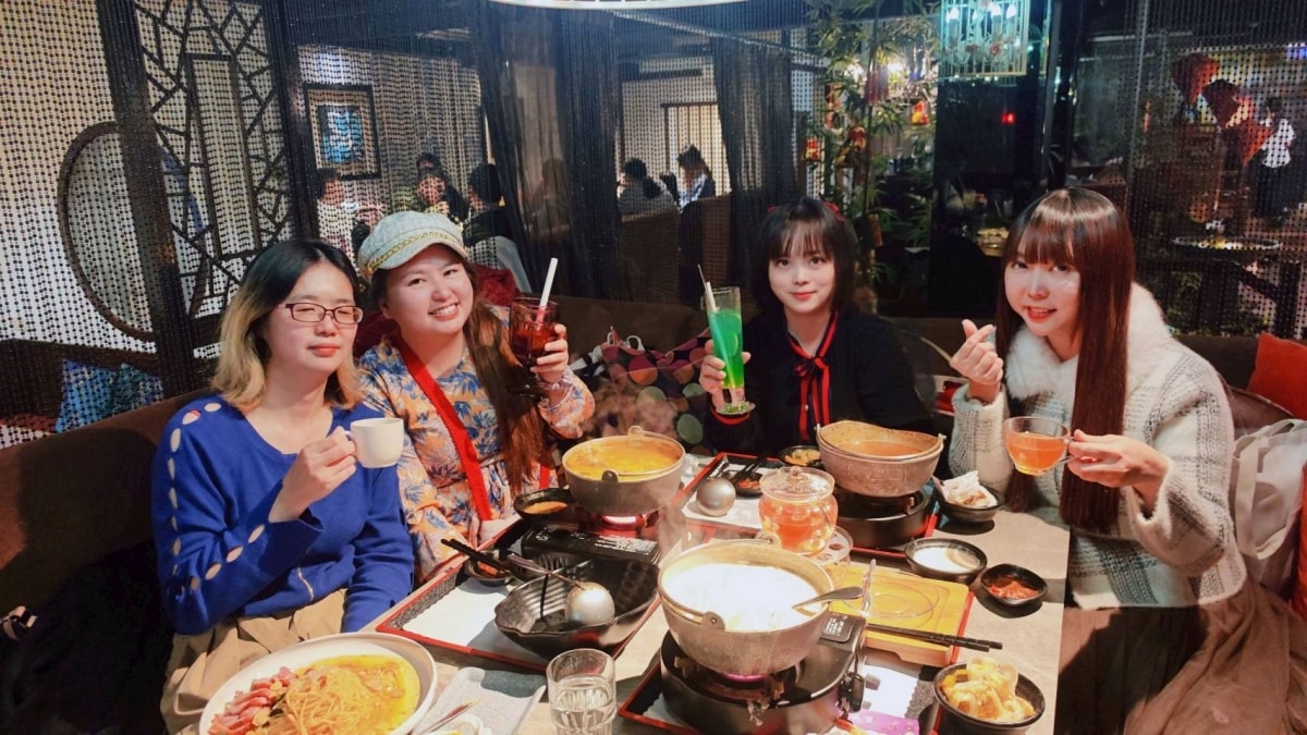 【中壢美食推薦】古月新城：車站旁的夢幻秘境！包廂聚餐、網美打卡、多國料理一次滿足