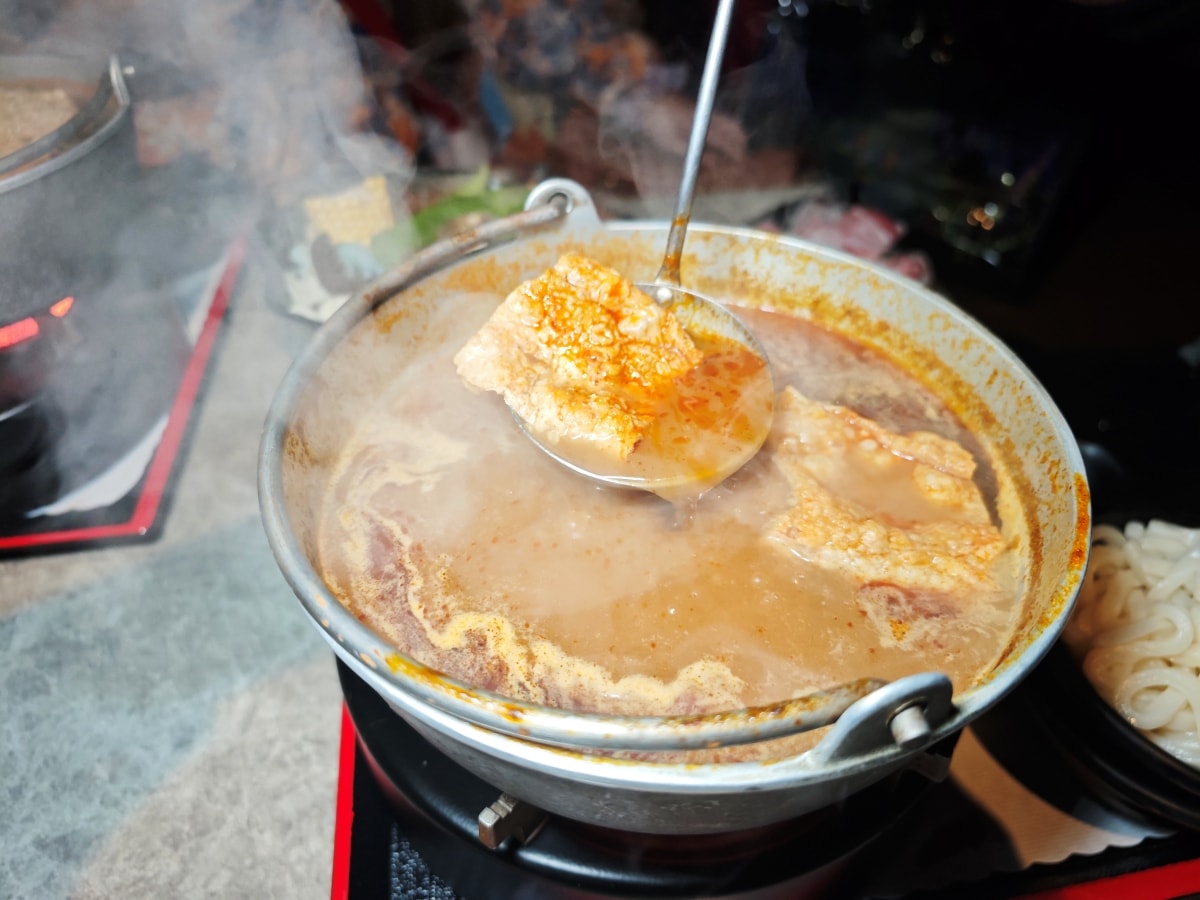 【中壢美食推薦】古月新城：車站旁的夢幻秘境！包廂聚餐、網美打卡、多國料理一次滿足
