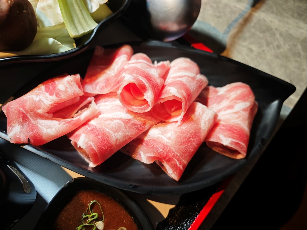 【中壢美食推薦】古月新城：車站旁的夢幻秘境！包廂聚餐、網美打卡、多國料理一次滿足