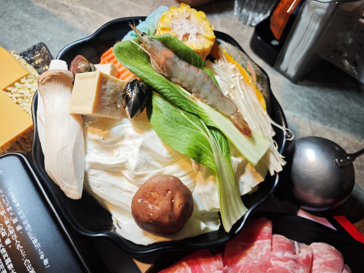 【中壢美食推薦】古月新城：車站旁的夢幻秘境！包廂聚餐、網美打卡、多國料理一次滿足
