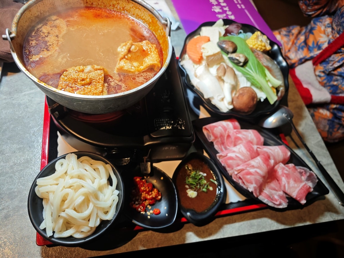 【中壢美食推薦】古月新城：車站旁的夢幻秘境！包廂聚餐、網美打卡、多國料理一次滿足