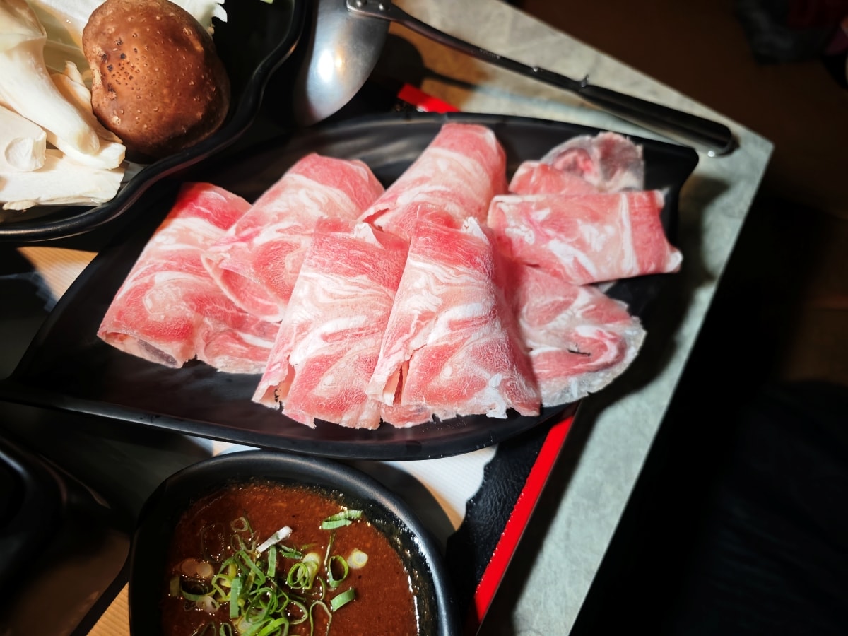 【中壢美食推薦】古月新城：車站旁的夢幻秘境！包廂聚餐、網美打卡、多國料理一次滿足