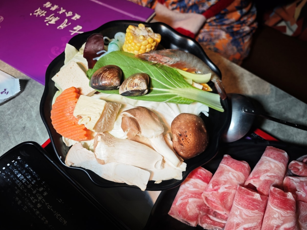 【中壢美食推薦】古月新城：車站旁的夢幻秘境！包廂聚餐、網美打卡、多國料理一次滿足