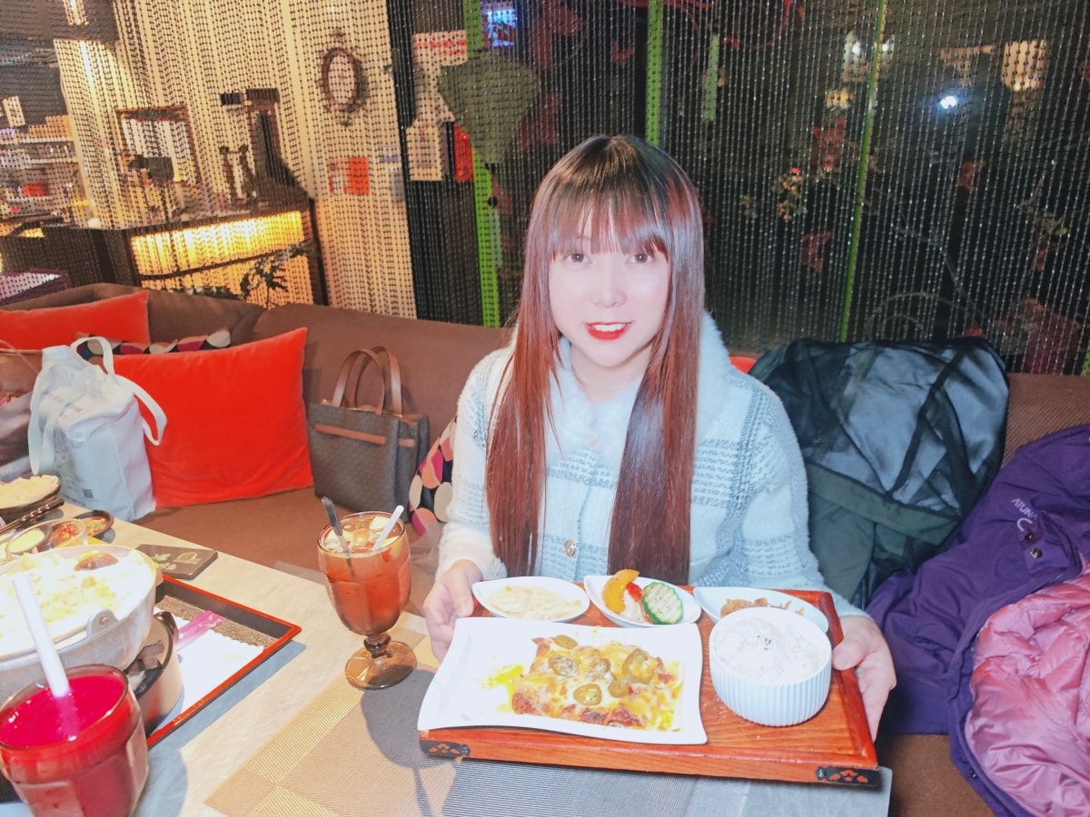 【中壢美食推薦】古月新城：車站旁的夢幻秘境！包廂聚餐、網美打卡、多國料理一次滿足