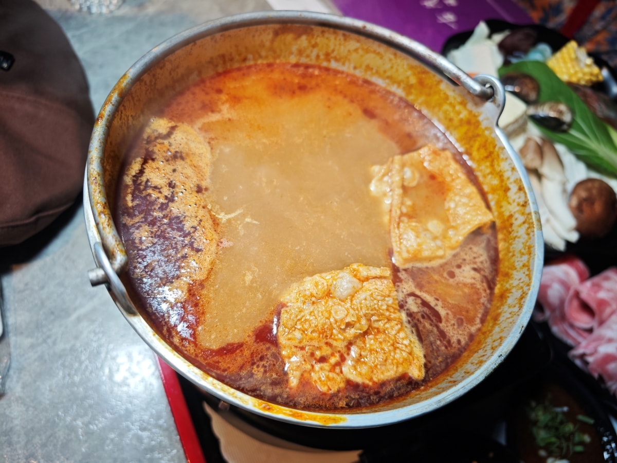 【中壢美食推薦】古月新城：車站旁的夢幻秘境！包廂聚餐、網美打卡、多國料理一次滿足