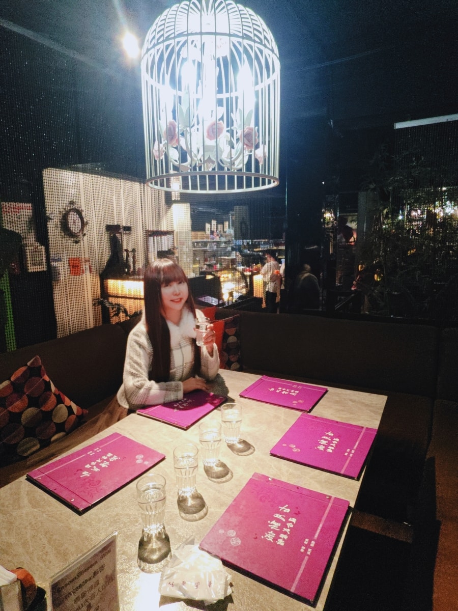 【中壢美食推薦】古月新城：車站旁的夢幻秘境！包廂聚餐、網美打卡、多國料理一次滿足