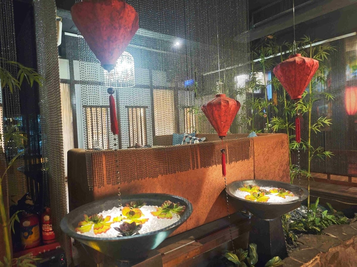 【中壢美食推薦】古月新城：車站旁的夢幻秘境！包廂聚餐、網美打卡、多國料理一次滿足