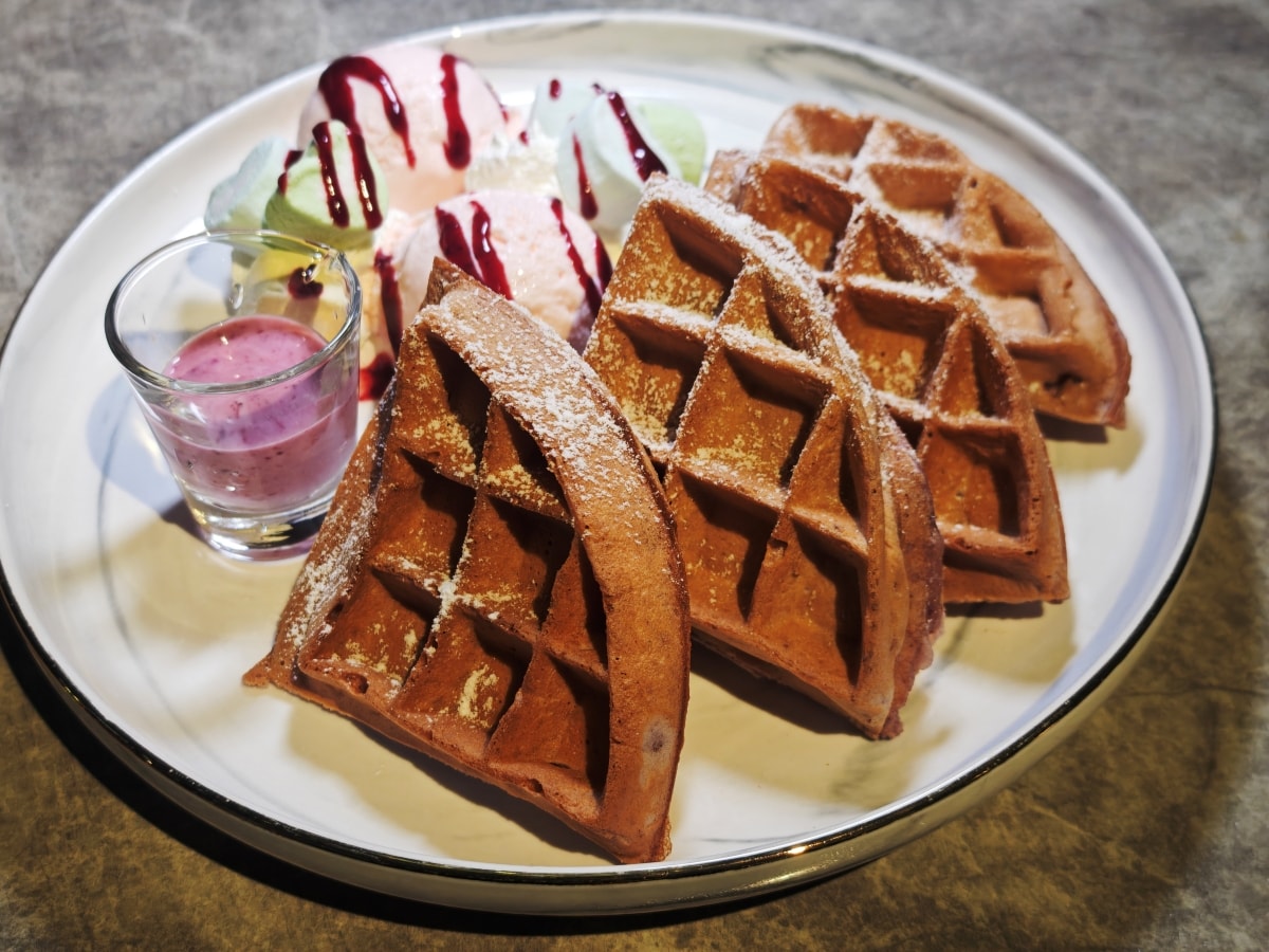 【中壢美食推薦】古月新城：車站旁的夢幻秘境！包廂聚餐、網美打卡、多國料理一次滿足