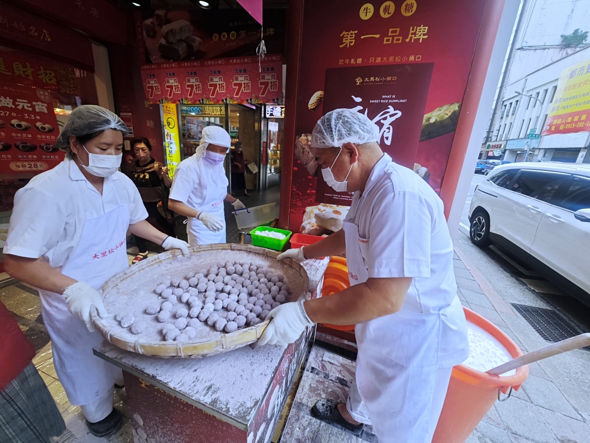 隱身台北博愛路的歲月滋味：大黑松小倆口「手工搖元宵」限時開賣，找回老派節慶的儀式感
