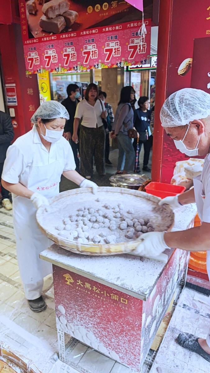 隱身台北博愛路的歲月滋味：大黑松小倆口「手工搖元宵」限時開賣，找回老派節慶的儀式感