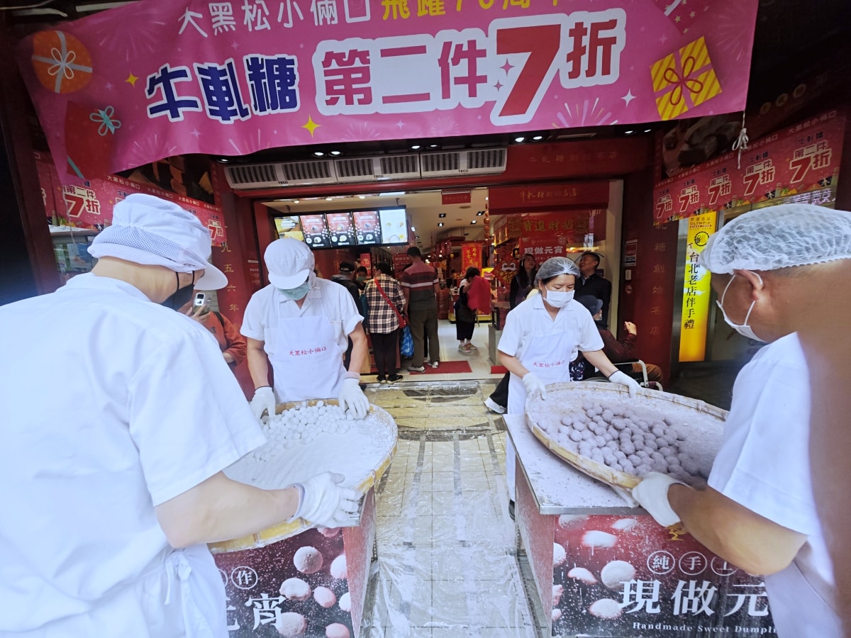隱身台北博愛路的歲月滋味：大黑松小倆口「手工搖元宵」限時開賣，找回老派節慶的儀式感