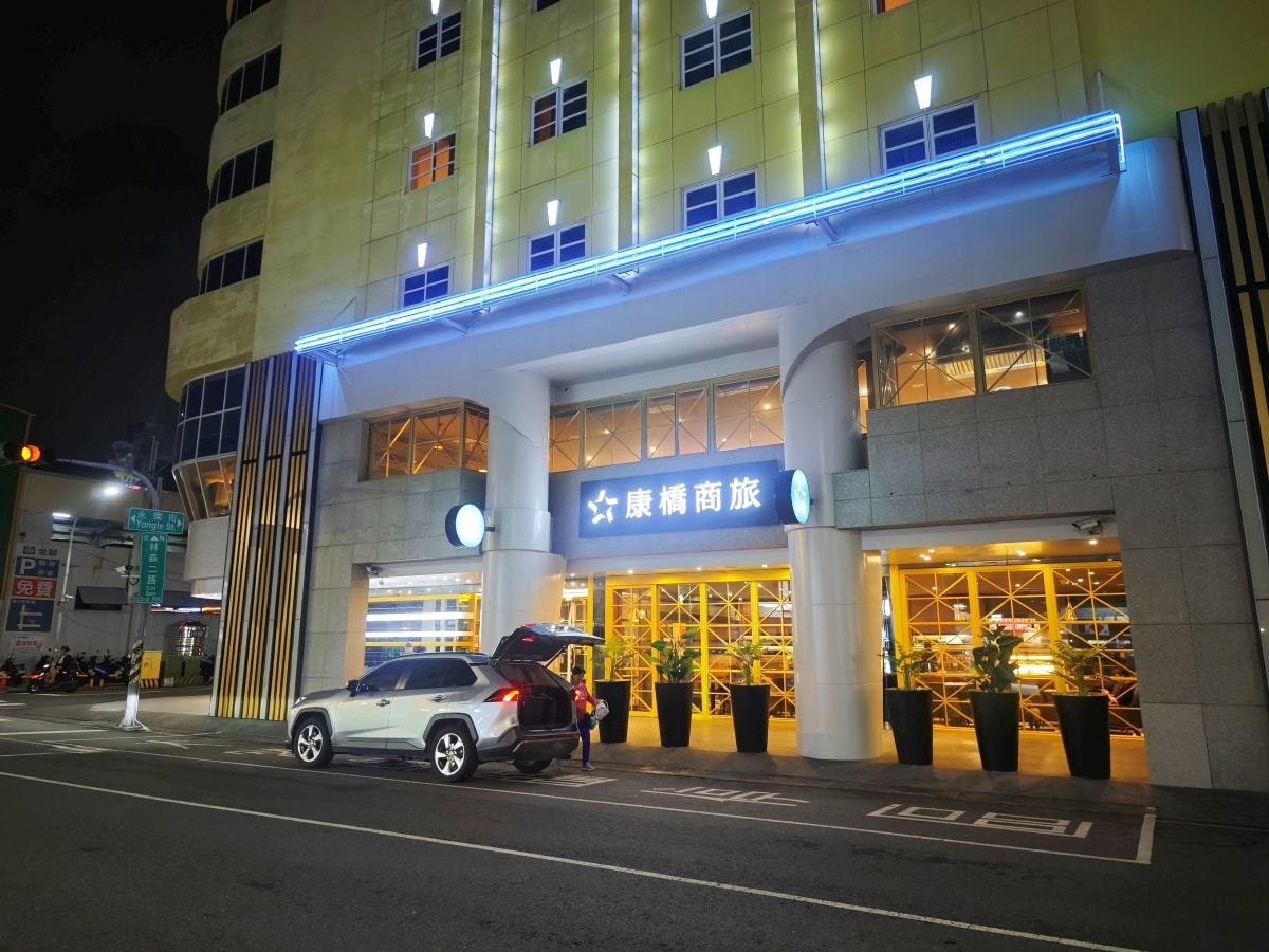 【高雄住宿推薦】康橋商旅三多商圈館:一泊三食吃到飽?超狂宵夜、下午茶、早餐全制霸,小資族與親子的南台灣首選! - 第1張圖 【高雄住宿推薦】康橋商旅三多商圈館:一泊三食吃到飽?超狂宵夜、下午茶、早餐全制霸,小資族與親子的南台灣首選!
