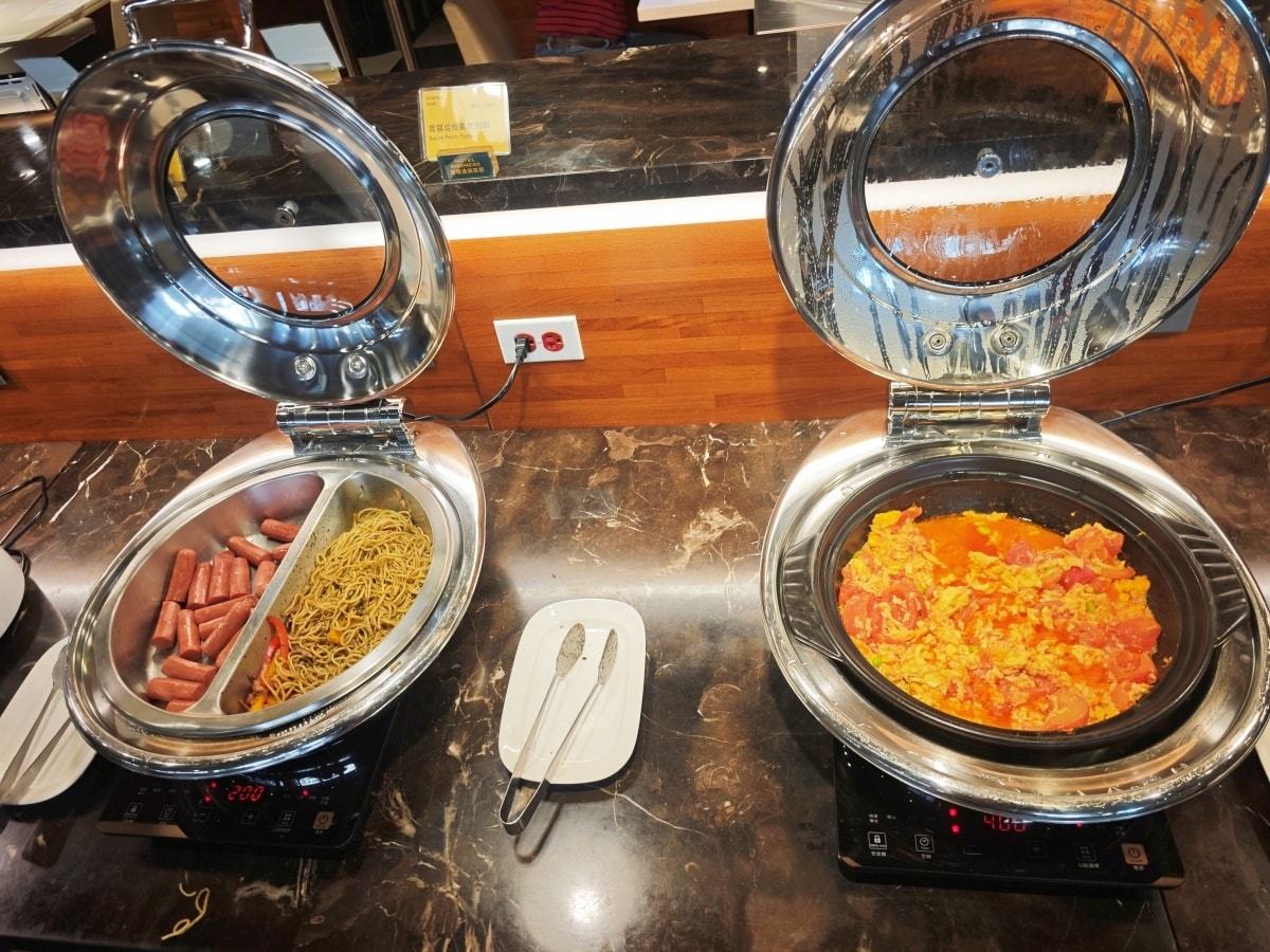 【高雄住宿推薦】康橋商旅三多商圈館：一泊三食吃到飽？超狂宵夜、下午茶、早餐全制霸，小資族與親子的南台灣首選！