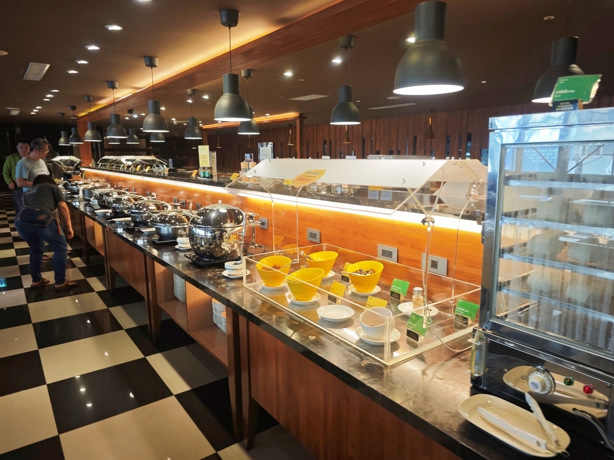 【高雄住宿推薦】康橋商旅三多商圈館：一泊三食吃到飽？超狂宵夜、下午茶、早餐全制霸，小資族與親子的南台灣首選！