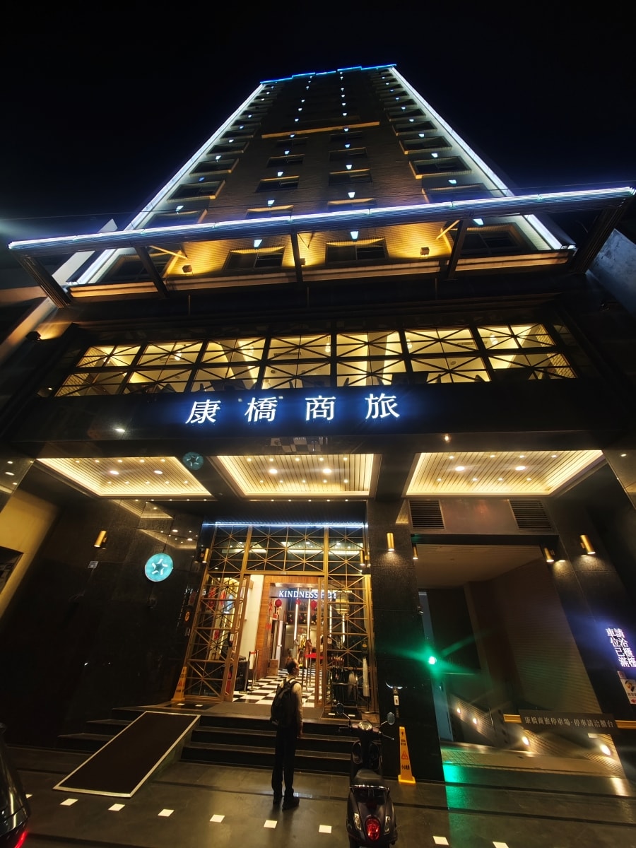 康橋大飯店光榮碼頭-高雄港景飯店首選!康橋光榮碼頭館:開窗即見流行音樂中心,24小時點心吧寵壞你的胃 - 第2張圖 康橋大飯店光榮碼頭-高雄港景飯店首選!康橋光榮碼頭館:開窗即見流行音樂中心,24小時點心吧寵壞你的胃