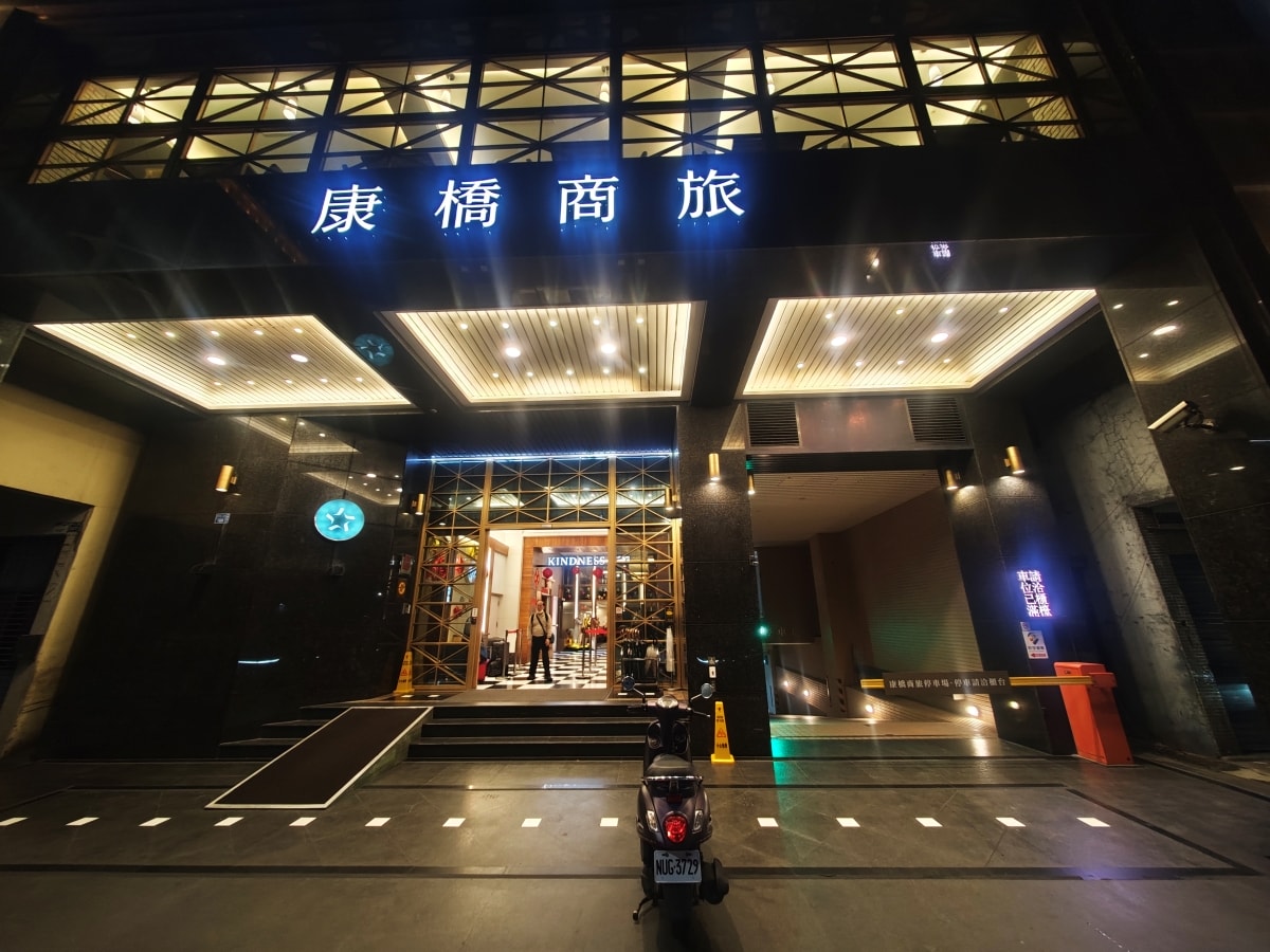 康橋大飯店光榮碼頭-高雄港景飯店首選!康橋光榮碼頭館:開窗即見流行音樂中心,24小時點心吧寵壞你的胃 - 第3張圖 康橋大飯店光榮碼頭-高雄港景飯店首選!康橋光榮碼頭館:開窗即見流行音樂中心,24小時點心吧寵壞你的胃