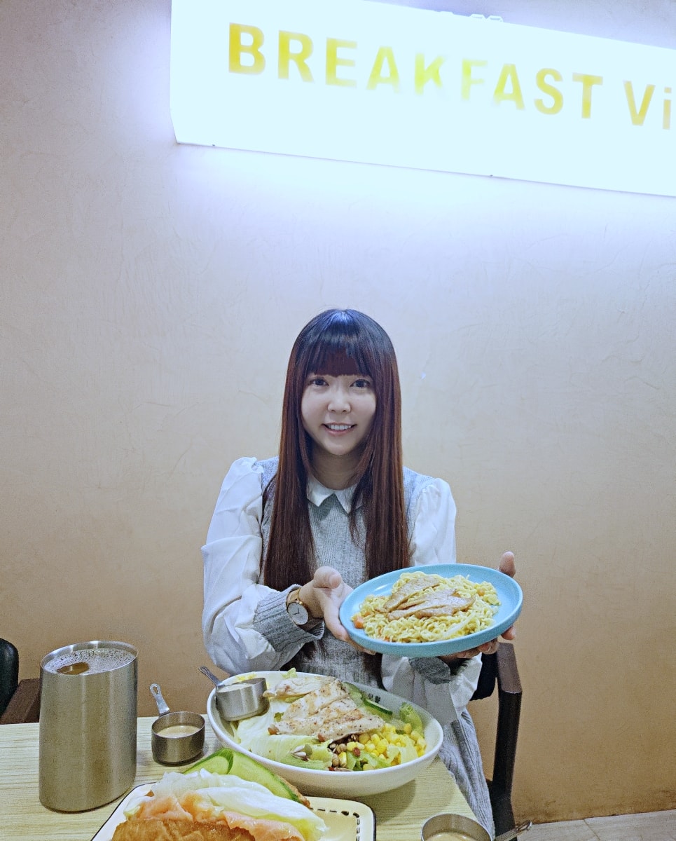 【內壢後站早午餐推薦】內壢莊敬路早午餐好選擇 早午餐推薦 早餐控必衝！壹樓早餐「初夏島嶼季」新登場，炸蝦霸王捲＋胡麻炒泡麵