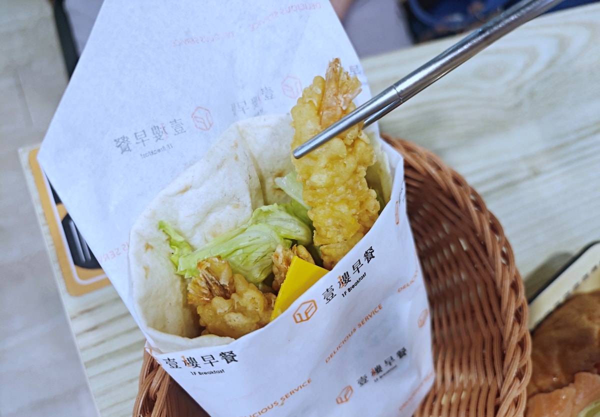 【內壢後站早午餐推薦】內壢莊敬路早午餐好選擇 早午餐推薦 早餐控必衝！壹樓早餐「初夏島嶼季」新登場，炸蝦霸王捲＋胡麻炒泡麵
