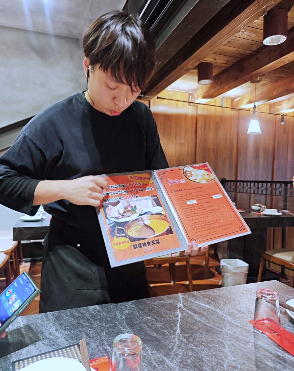 當科技巨擘遇上百年醫館：大稻埕「老撈麻辣火鍋」雞煲蟹的歷史盛宴