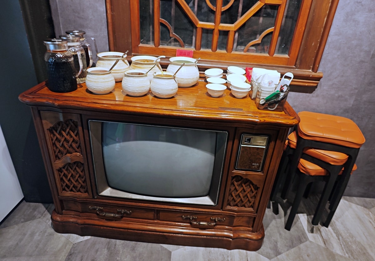 當科技巨擘遇上百年醫館:大稻埕「老撈麻辣火鍋」雞煲蟹的歷史盛宴 - 第9張圖 當科技巨擘遇上百年醫館:大稻埕「老撈麻辣火鍋」雞煲蟹的歷史盛宴