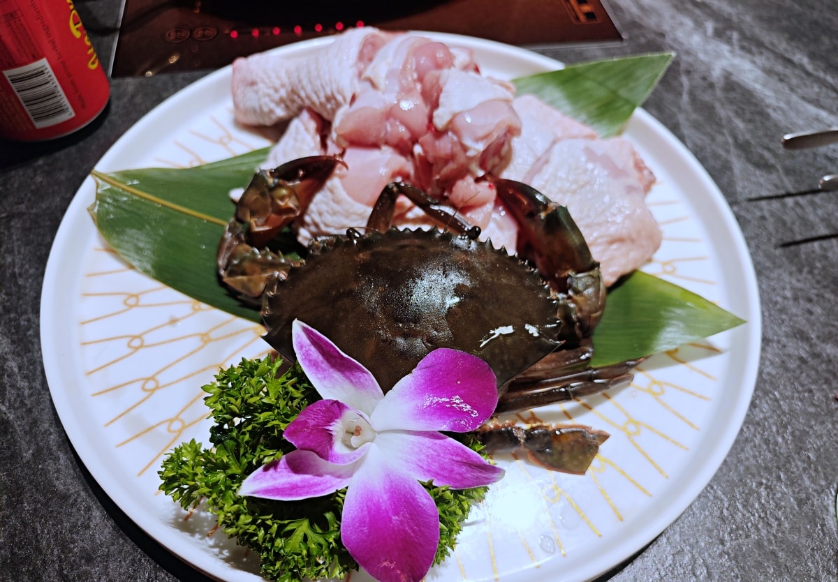 當科技巨擘遇上百年醫館：大稻埕「老撈麻辣火鍋」雞煲蟹的歷史盛宴