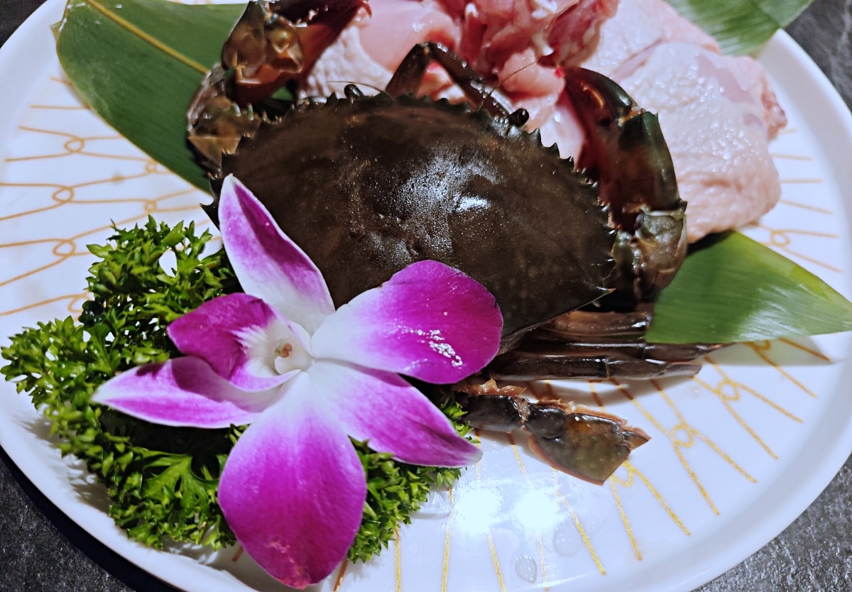 當科技巨擘遇上百年醫館：大稻埕「老撈麻辣火鍋」雞煲蟹的歷史盛宴