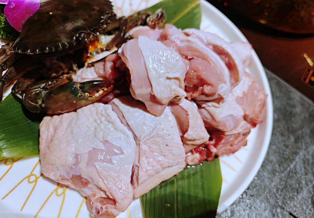 當科技巨擘遇上百年醫館:大稻埕「老撈麻辣火鍋」雞煲蟹的歷史盛宴 - 第23張圖 當科技巨擘遇上百年醫館:大稻埕「老撈麻辣火鍋」雞煲蟹的歷史盛宴
