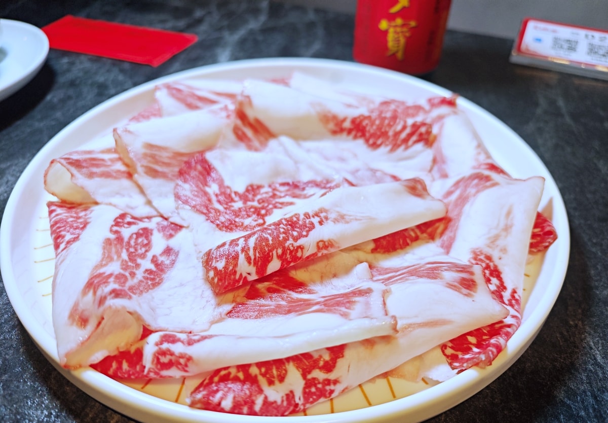當科技巨擘遇上百年醫館：大稻埕「老撈麻辣火鍋」雞煲蟹的歷史盛宴