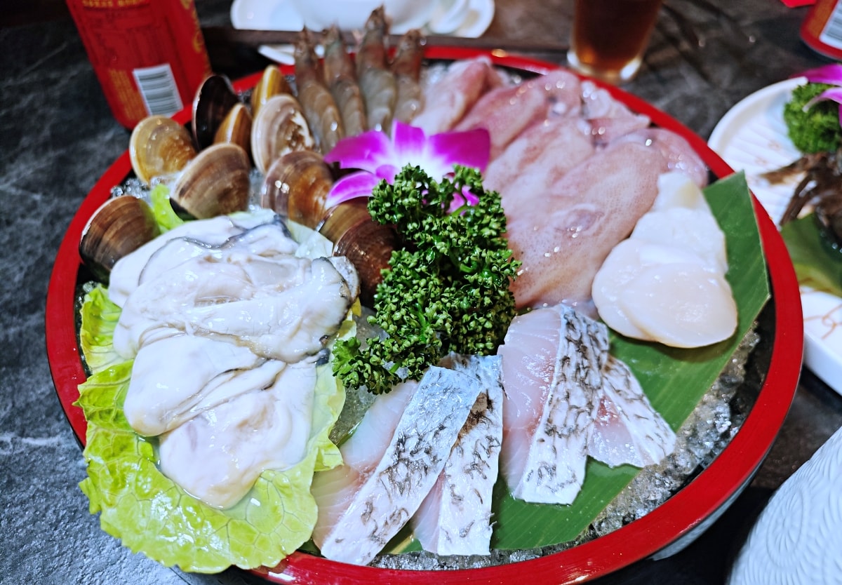 當科技巨擘遇上百年醫館：大稻埕「老撈麻辣火鍋」雞煲蟹的歷史盛宴