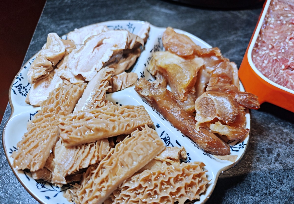 當科技巨擘遇上百年醫館：大稻埕「老撈麻辣火鍋」雞煲蟹的歷史盛宴