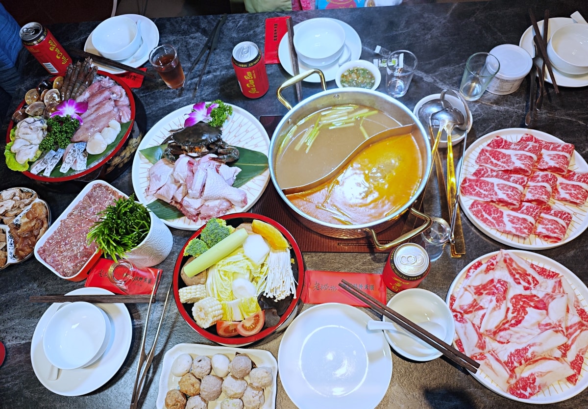 當科技巨擘遇上百年醫館：大稻埕「老撈麻辣火鍋」雞煲蟹的歷史盛宴
