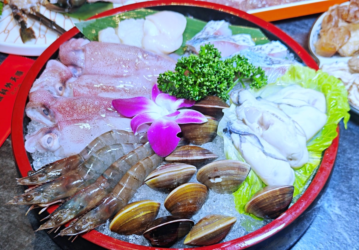 當科技巨擘遇上百年醫館：大稻埕「老撈麻辣火鍋」雞煲蟹的歷史盛宴