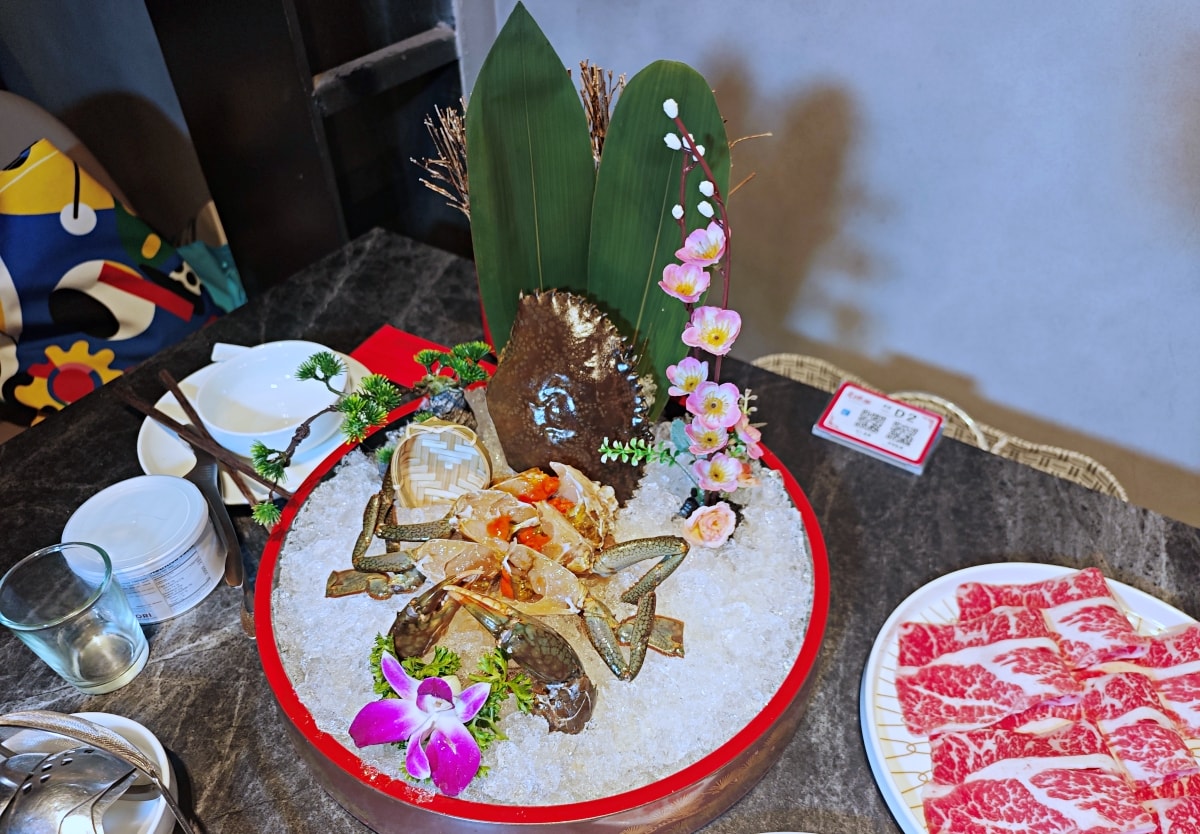 當科技巨擘遇上百年醫館：大稻埕「老撈麻辣火鍋」雞煲蟹的歷史盛宴